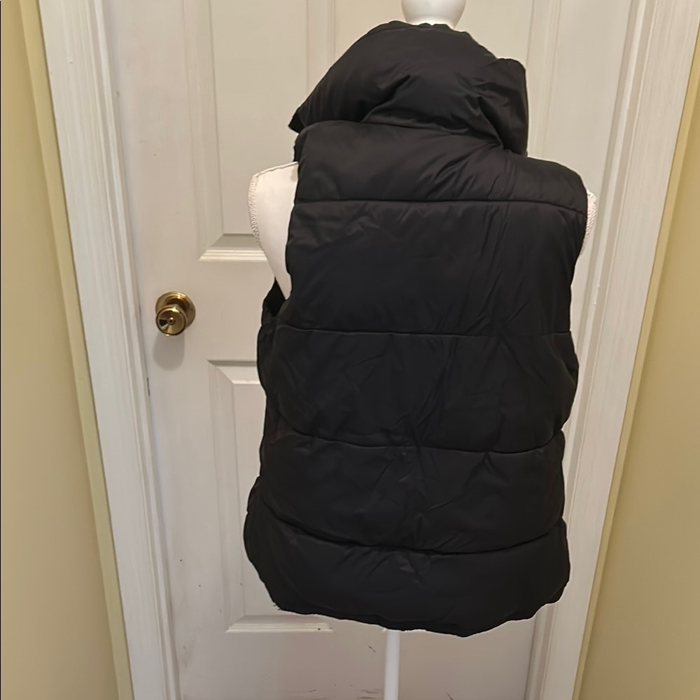 Women's old navy size medium Black Puffer Vest - Picture 5 of 5